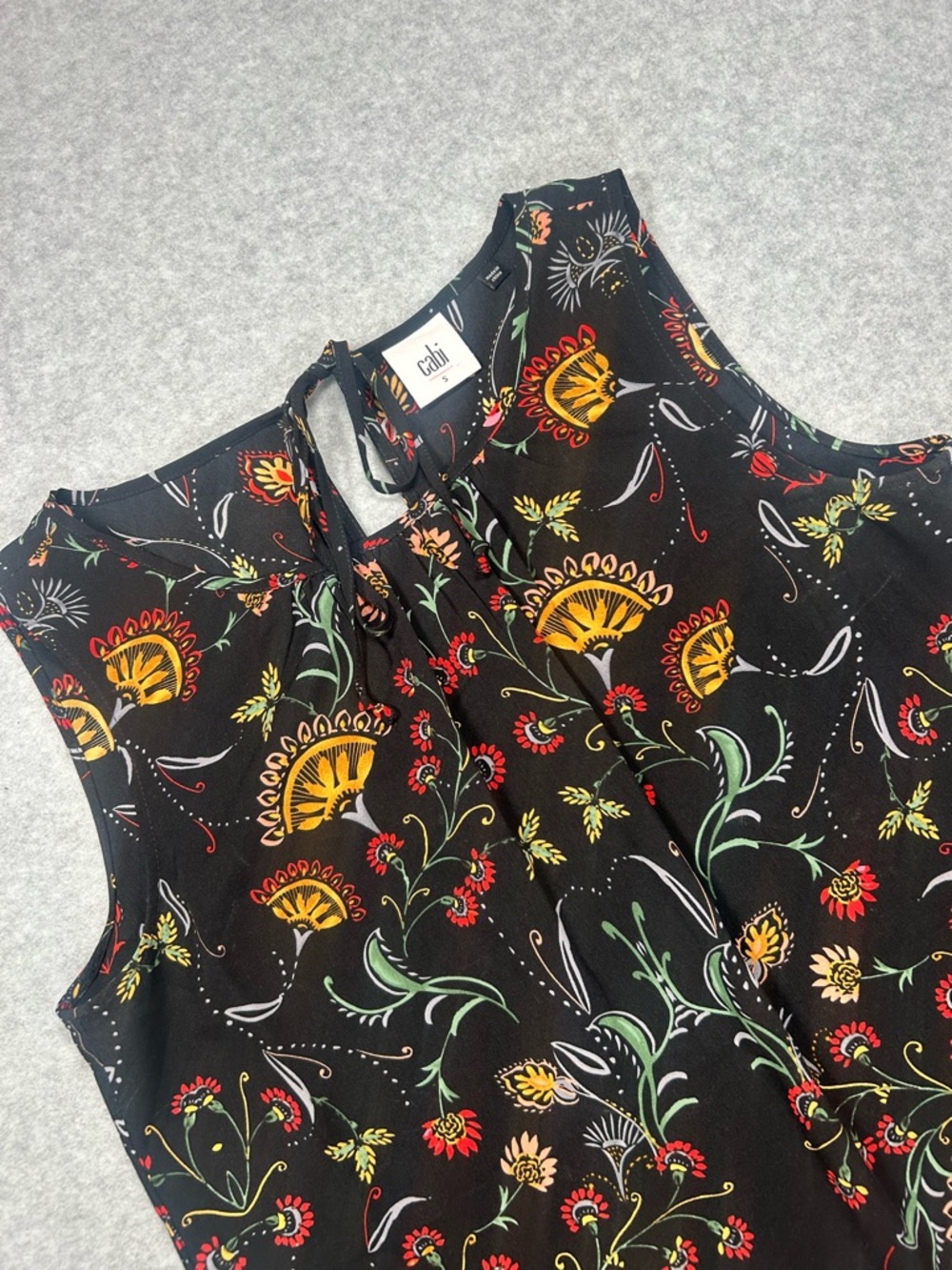 Cabi Floral‎ Sleeveless Blouse Size Small Black Boho Tie Neck Lightweight Top